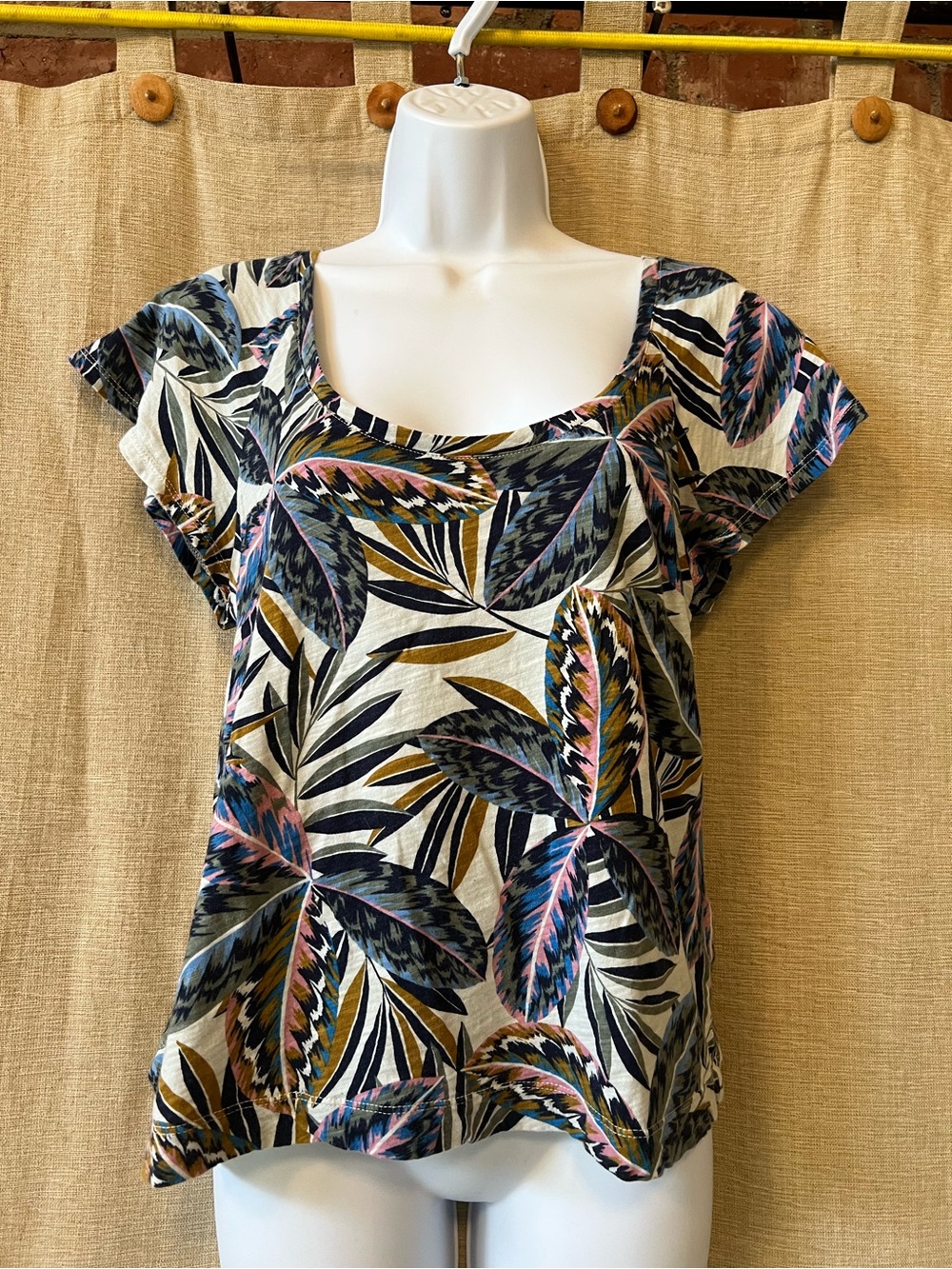 Boden tropical print scoop neck short sleeved feminine top US 6 UK 10